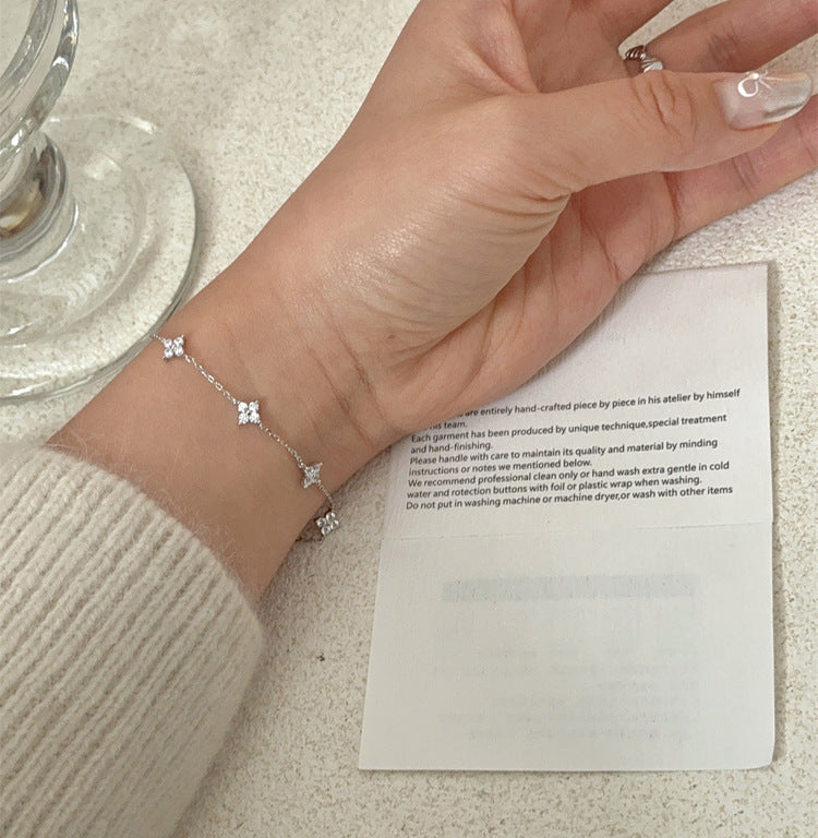 Delicate four-leaf clover bracelet in gold and white gold – elegant Korean-inspired jewelry