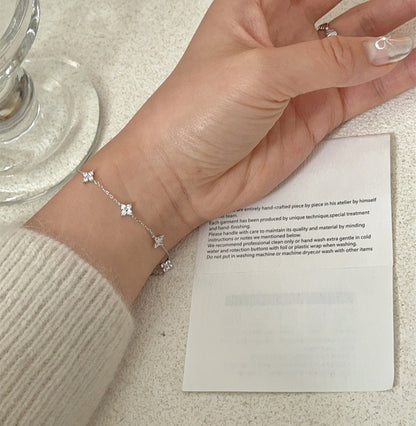 Delicate four-leaf clover bracelet in gold and white gold – elegant Korean-inspired jewelry