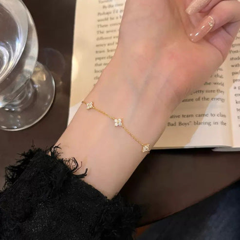 Delicate four-leaf clover bracelet in gold and white gold – elegant Korean-inspired jewelry